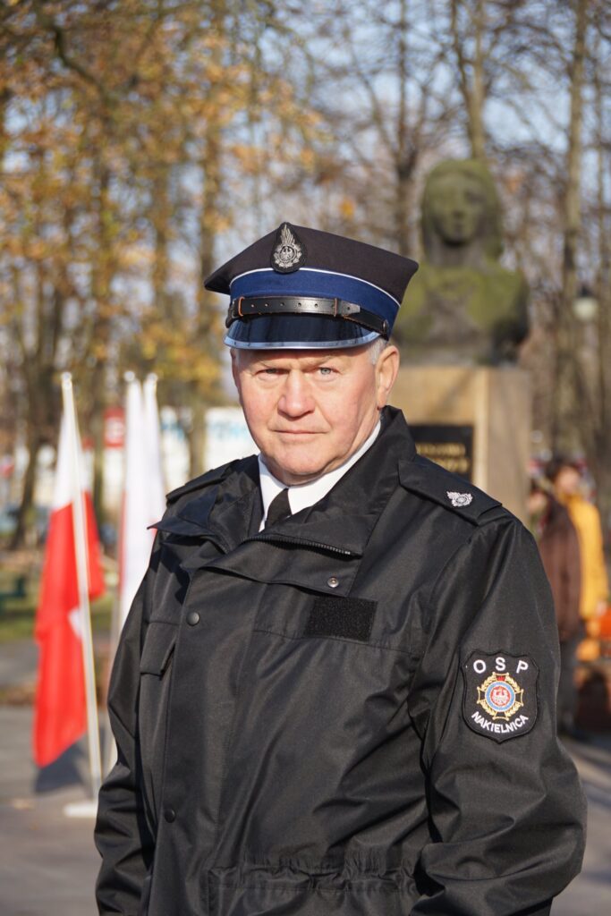 Strażak w umundurowaniu podczas uroczystości 