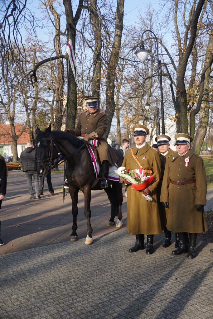 Żołnierze w zielonych strojach oraz koń 