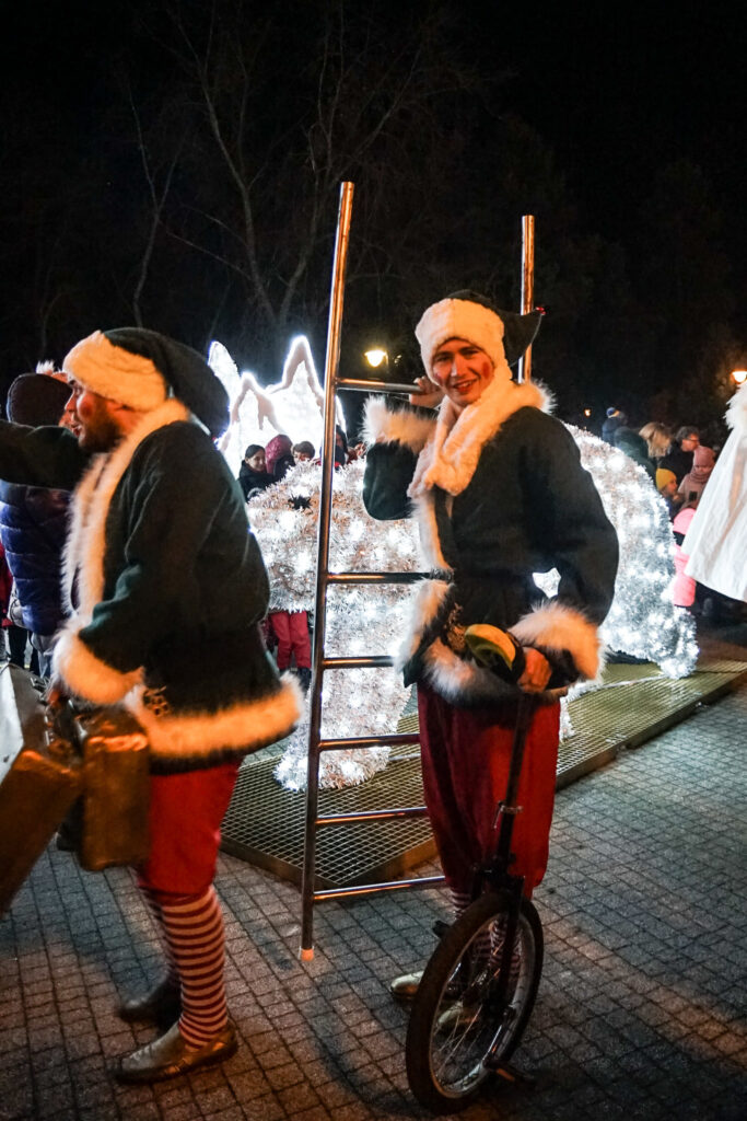Pokaz akrobatyczny elfów 
