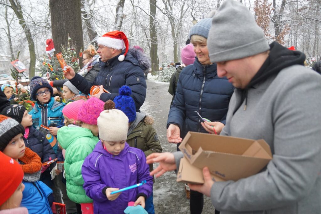 Rozdawanie upominków dzieciom
