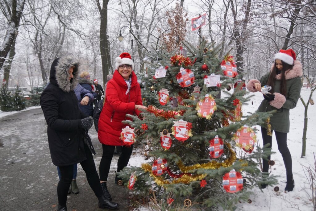 Trzy panie ubierające świąteczną choinkę