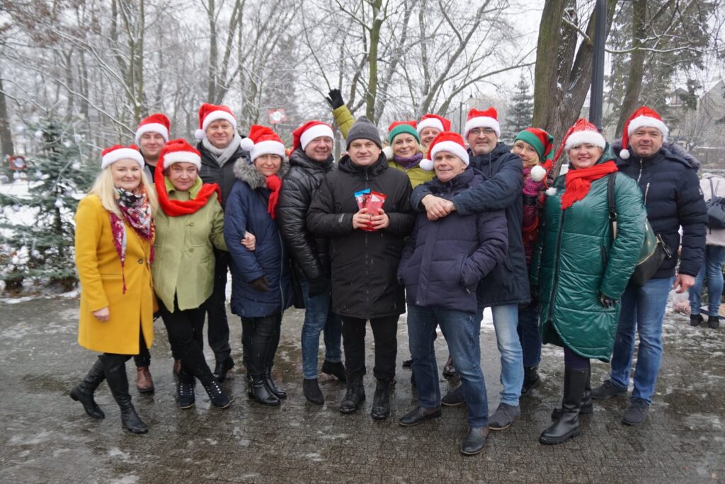 Członkowie samorządu podczas ubierania choinki w Alei  Bożonarodzeniowej