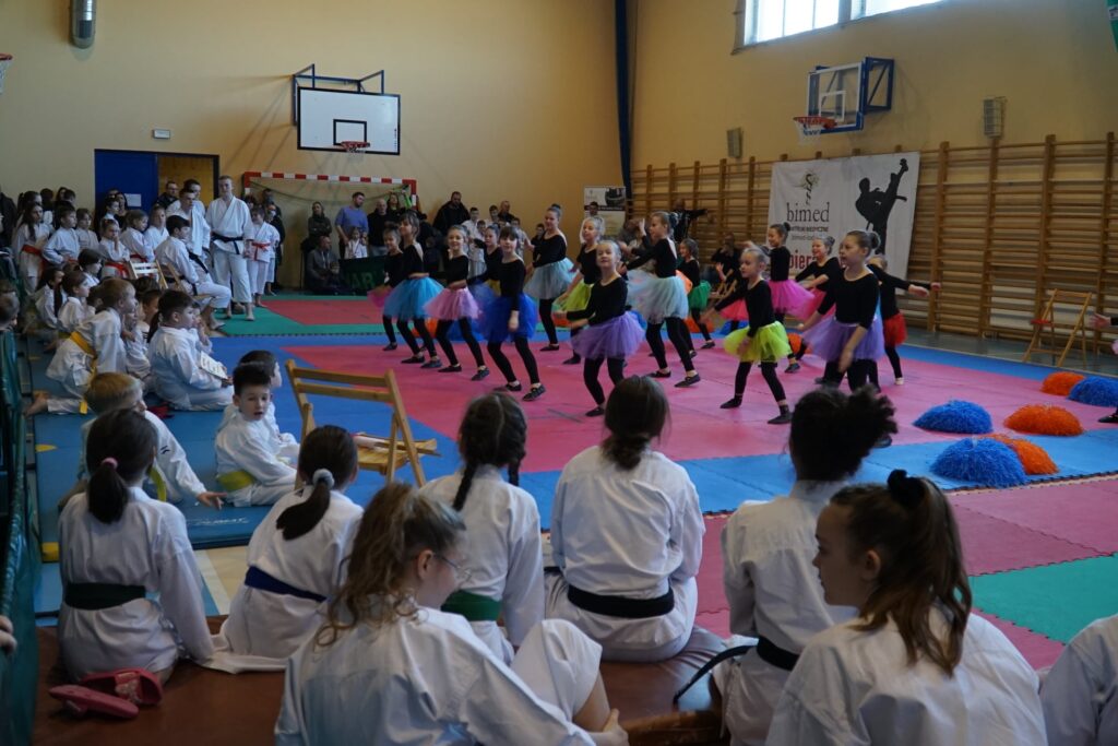Występ taneczny podczas turnieju karate