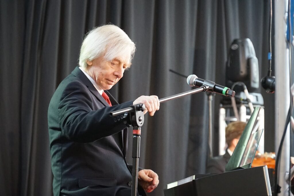 Włodzimierz Korcz przygotowujący się do występu